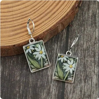 Silver alloy rectangular epoxy ear clip with little daisy inlay, retro style