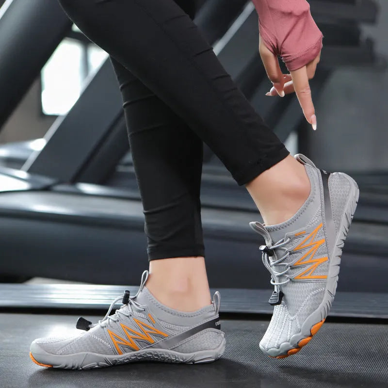 Indoor fitness sneakers in various colours with rubber sole and mesh upper for men and women training