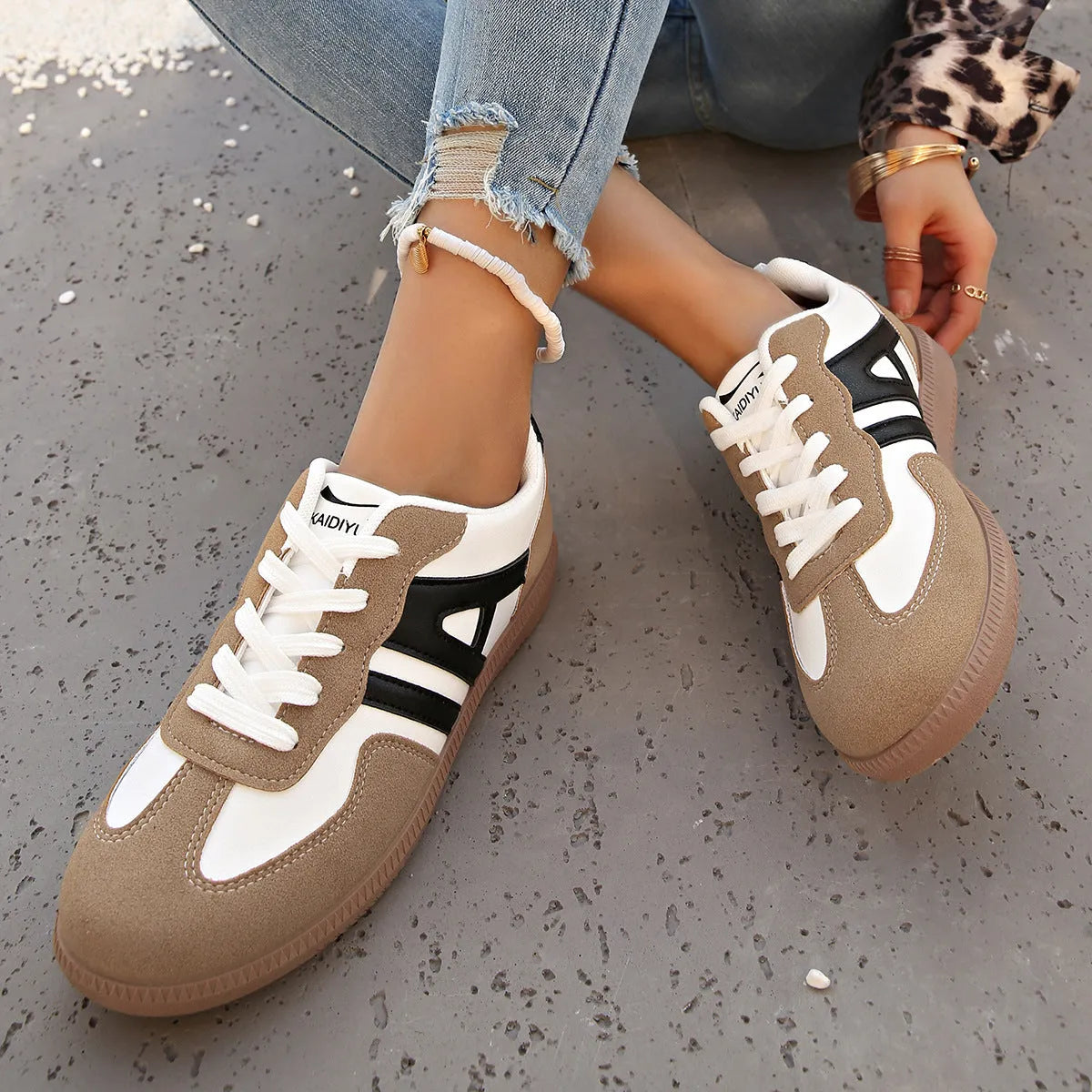 Women's retro colour matching lace-up jogging shoes with low platform heel and cross strap details