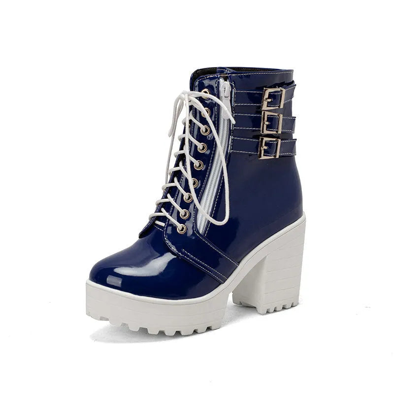 Women's thick-heeled ankle boots in black with lace-up front and round toe design