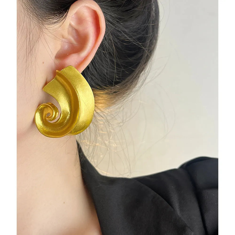 Geometric retro design ear studs with 5cm measurement in gold electroplated finish