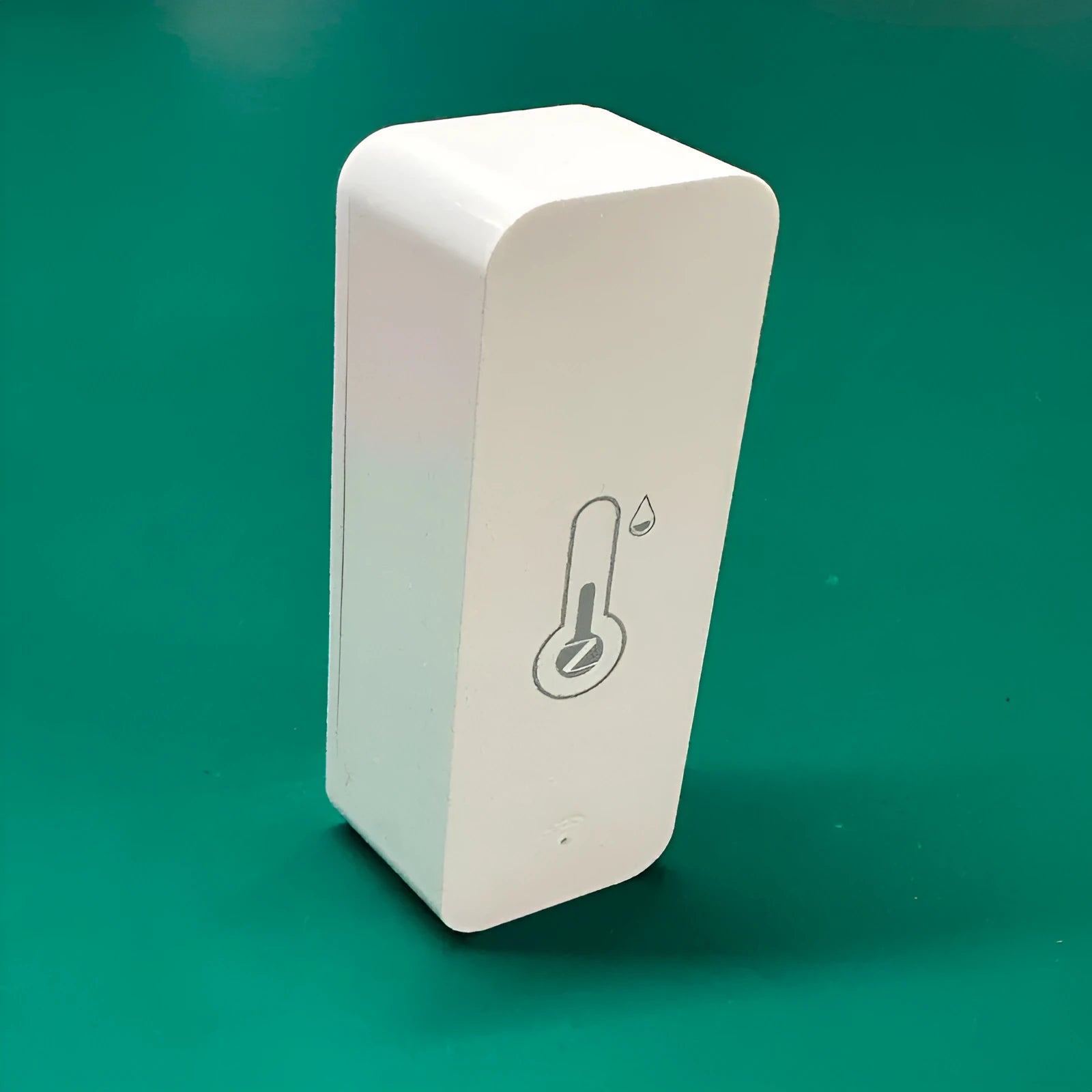 White WiFi Zigbee temperature and humidity sensor with ABS plastic housing measuring 72x25x20mm