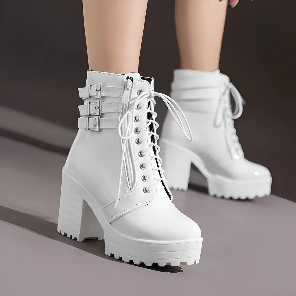 Women's thick-heeled ankle boots in black with lace-up front and round toe design