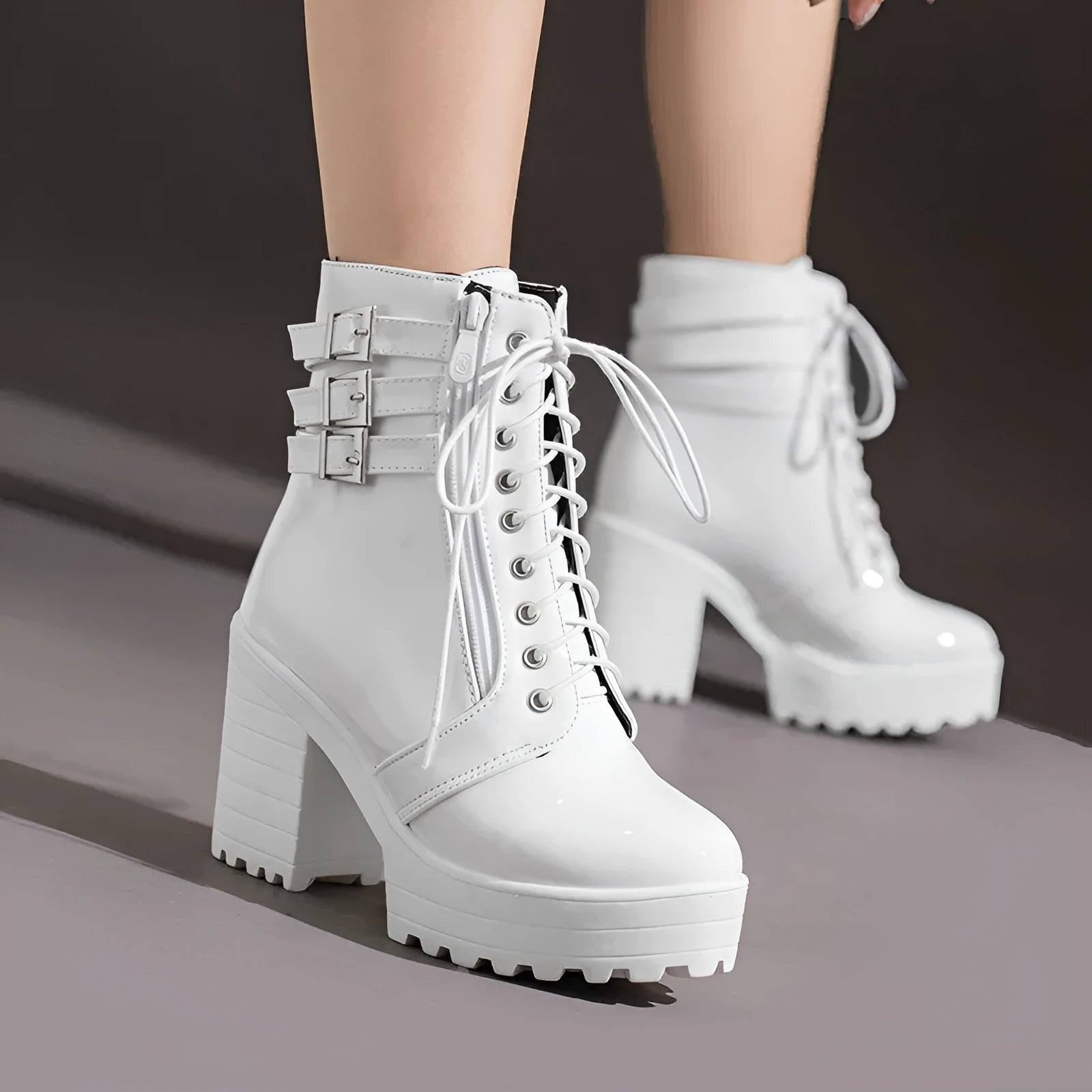 Women's thick-heeled ankle boots in black with lace-up front and round toe design