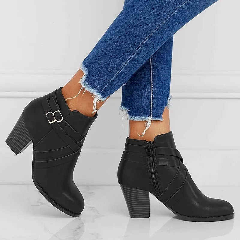 Plus size women's ankle boot with a chunky 7cm heel and side zipper in grey.
