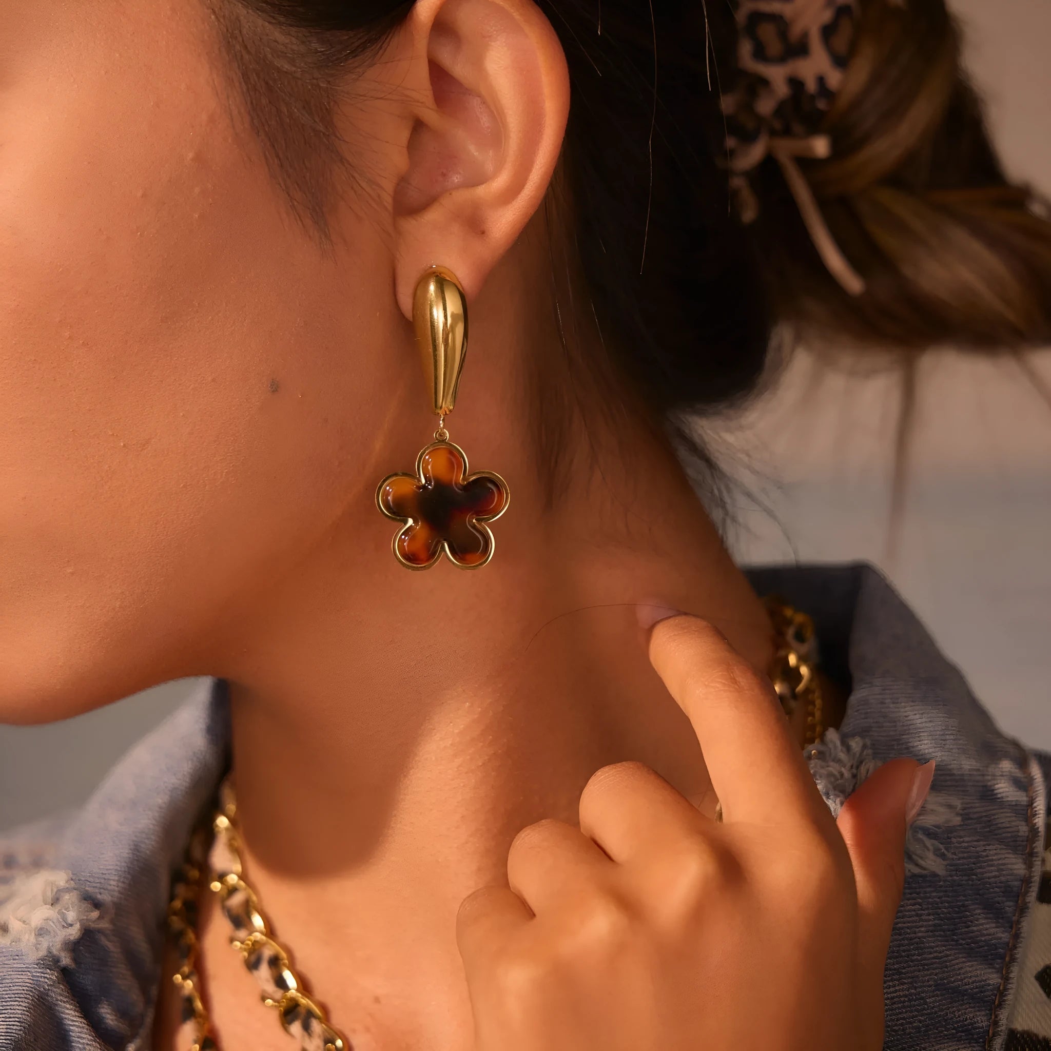 Stainless steel earrings with tortoiseshell colour and 18K gold plating in heart or flower designs