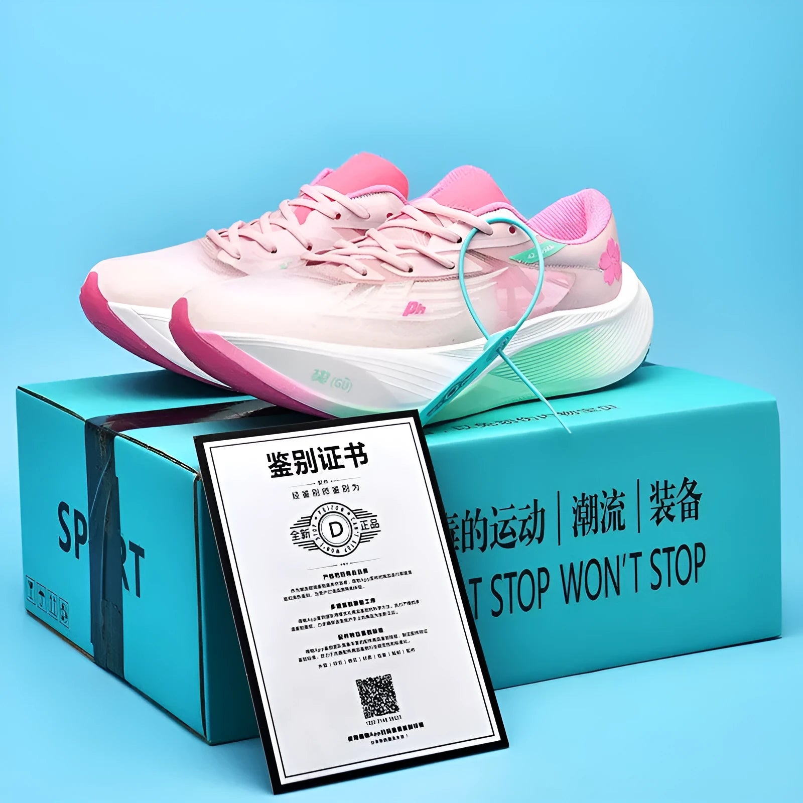 Low-top racing sneaker in glacier colour with carbon plate, natural rubber sole, and lace-up front.