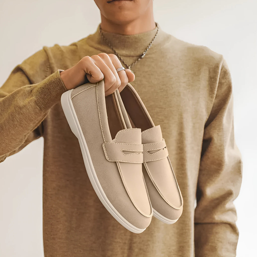 Men's casual suede shoes in British style with round toe and vulcanised rubber sole.