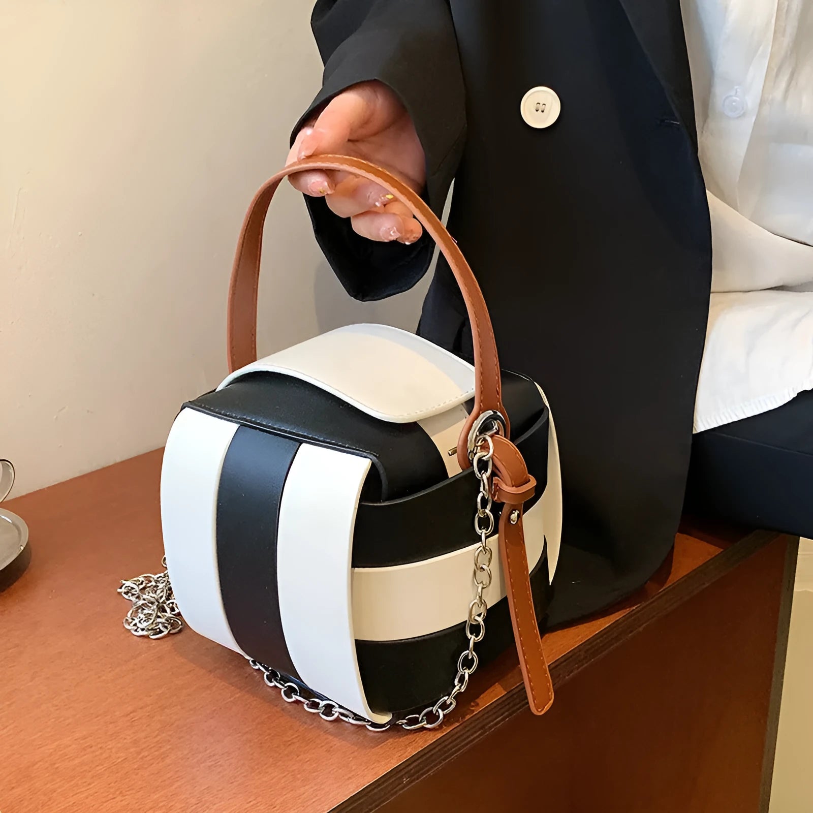 Women's PU leather vintage spliced crossbody handbag in black with magnetic buckle closure, 14cm size