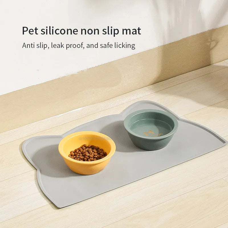 Silicone pet feeding mat in cat head shape measuring 44 by 24 centimetres
