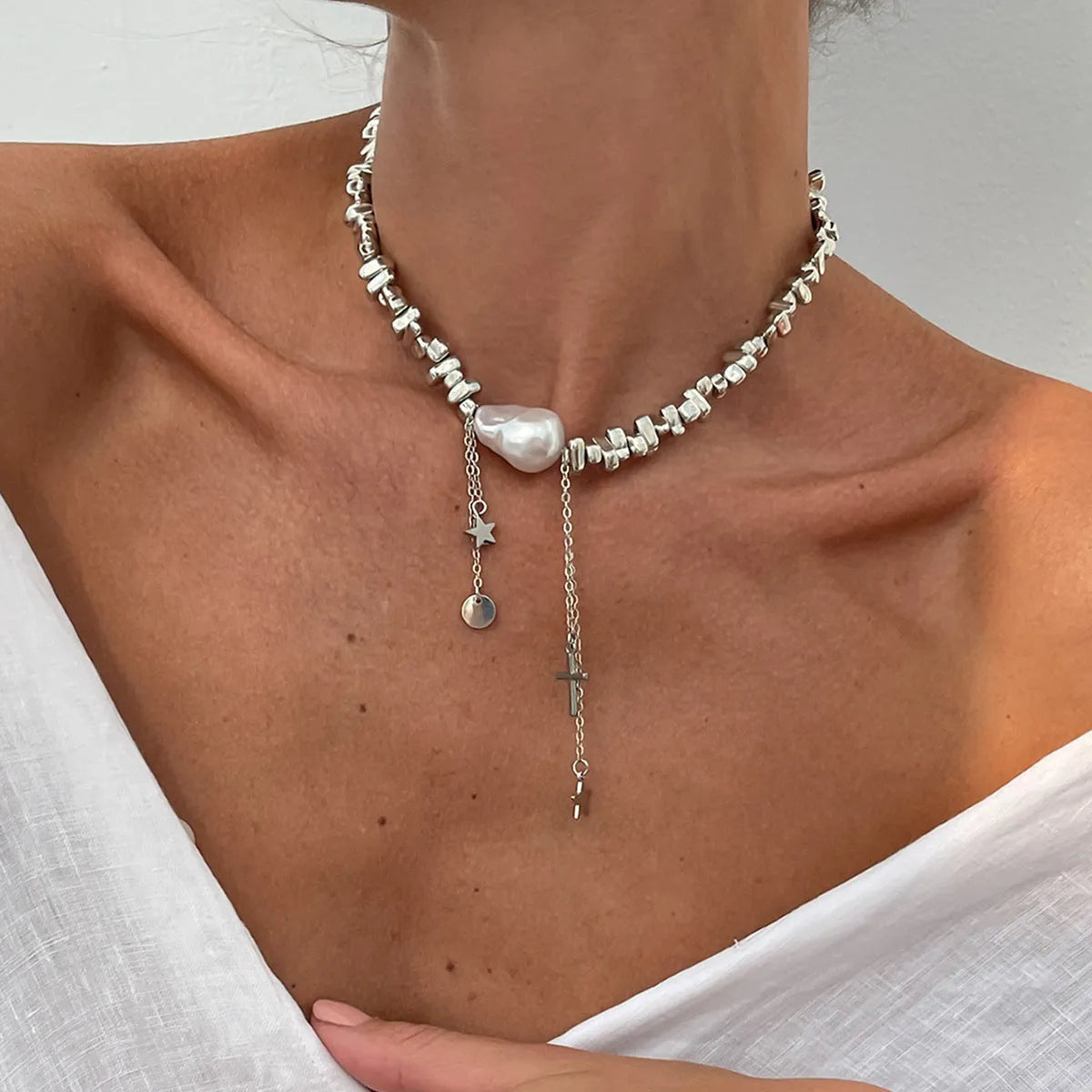 Personalised trendy shaped pearl necklace women electroplated alloy gold clavicle chain geometric pendant