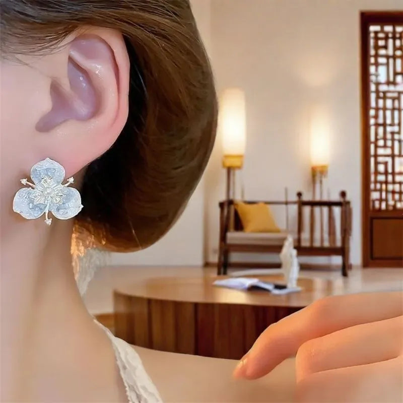 South Korea blue butterfly flower stud earrings for women, electroplated mixed material, flower shape, 1.5cm diameter, one pair
