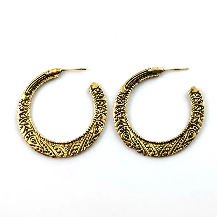 C-shaped alloy earrings with vintage street shot engraving in bronze and silver colour options
