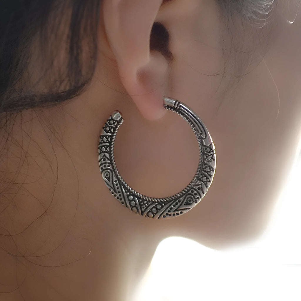 C-shaped alloy earrings with vintage street shot engraving in bronze and silver colour options