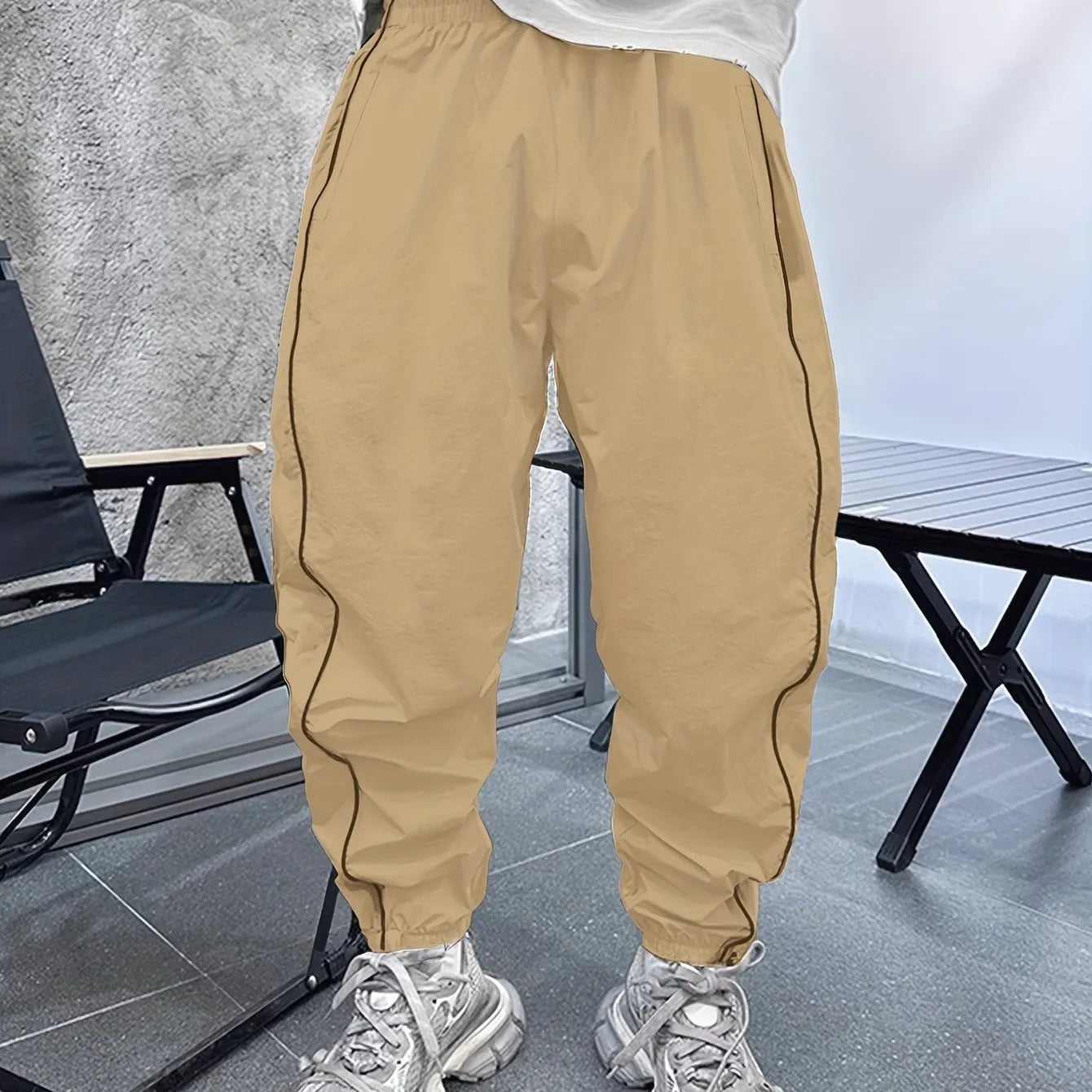 Men's loose-fit cropped sports trousers in bamboo fibre, shown in khaki colour.