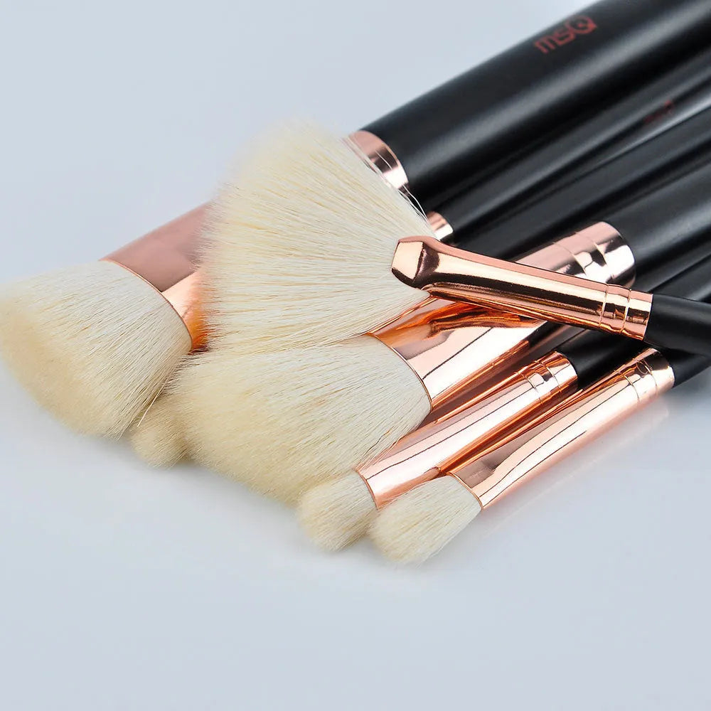Rose gold makeup brush with wool bristles and wooden handle, 4.5cm gross length, 17.5cm overall length
