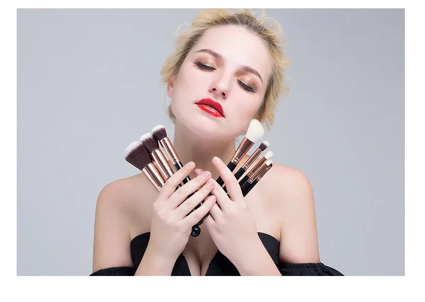 Rose gold makeup brush with wool bristles and wooden handle, 4.5cm gross length, 17.5cm overall length