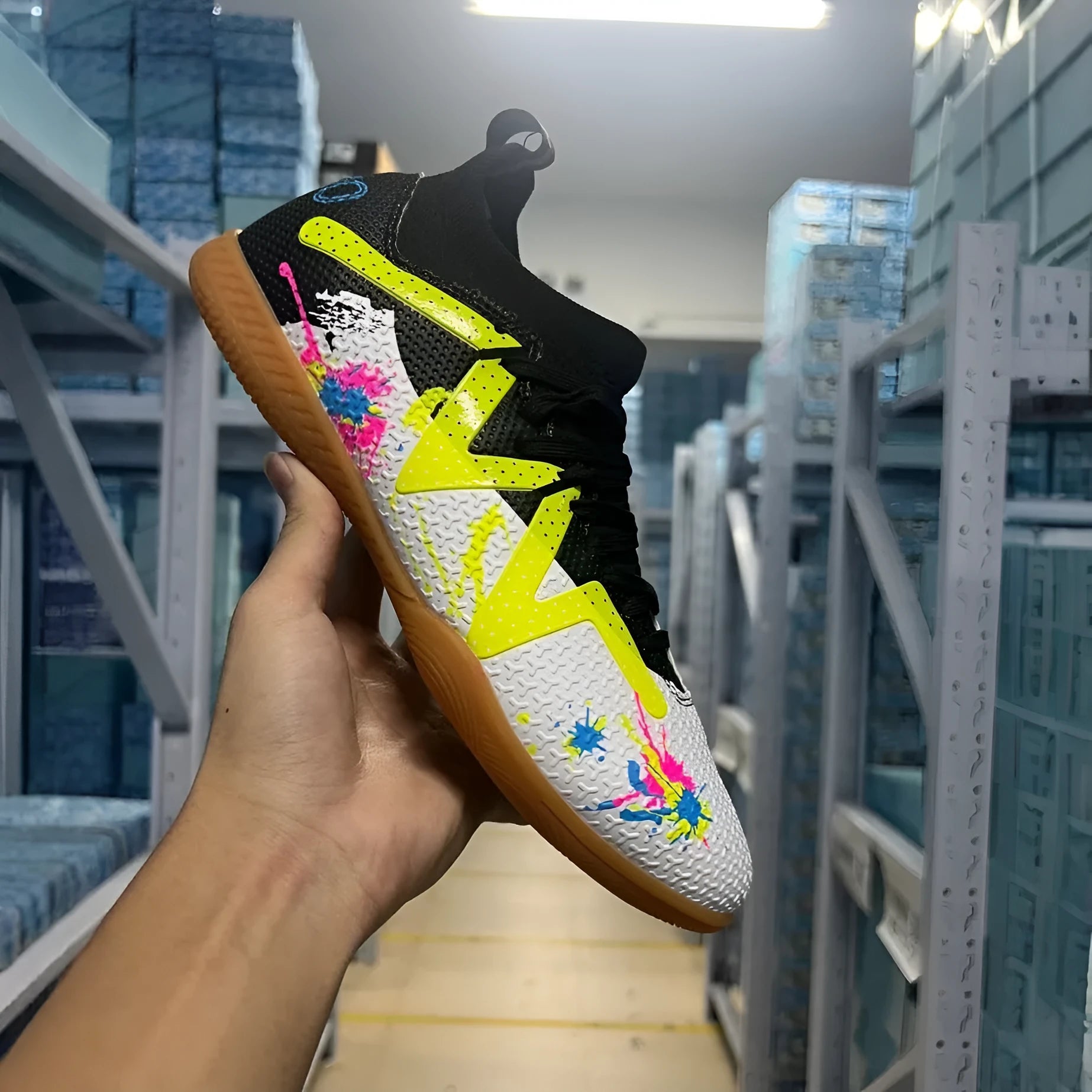 Low-top adult football trainers in black and yellow with anti-slip rubber outsole