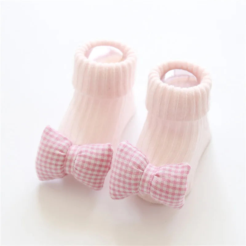 Baby socks in cotton with breathable sweat-absorbing features, available in multiple colours and XS S M sizes for infants