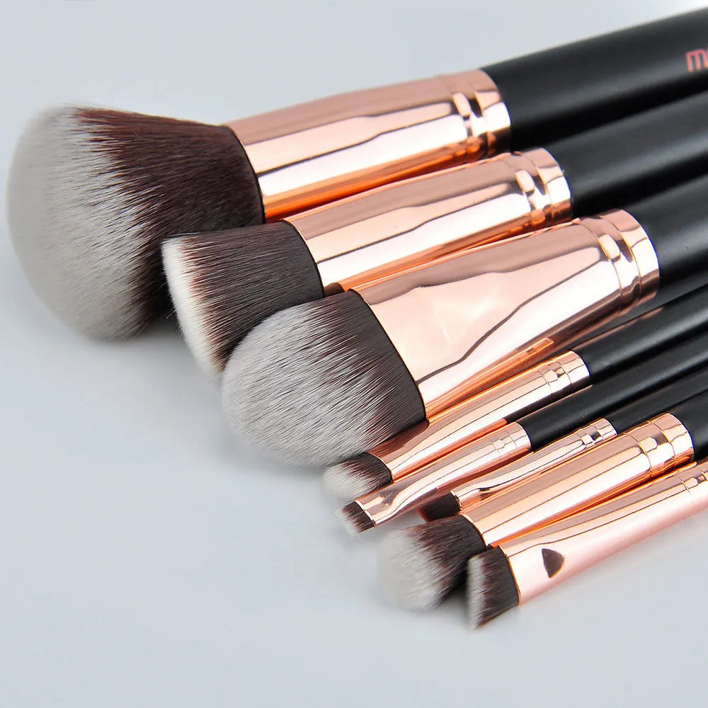 Rose gold makeup brush with wool bristles and wooden handle, 4.5cm gross length, 17.5cm overall length