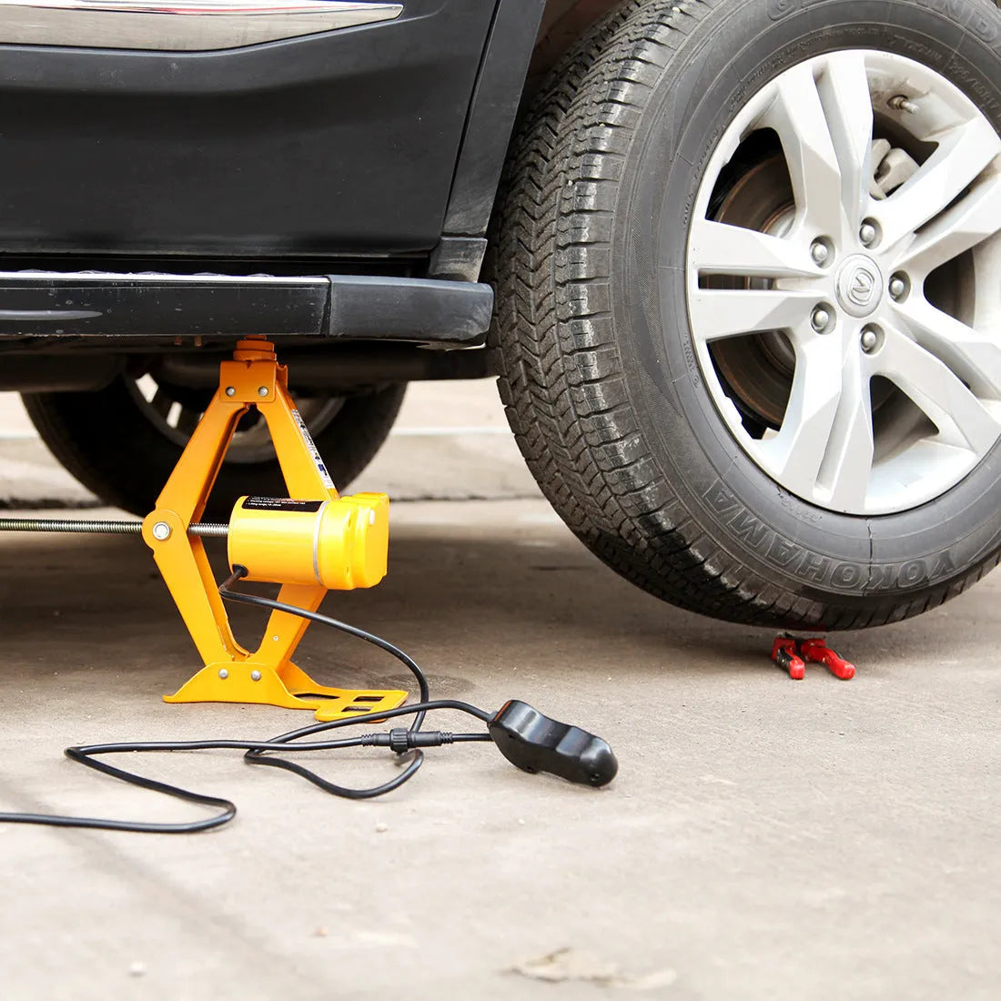 Vehicle electric jack kit with 2 tonne capacity and hydraulic lifting mechanism