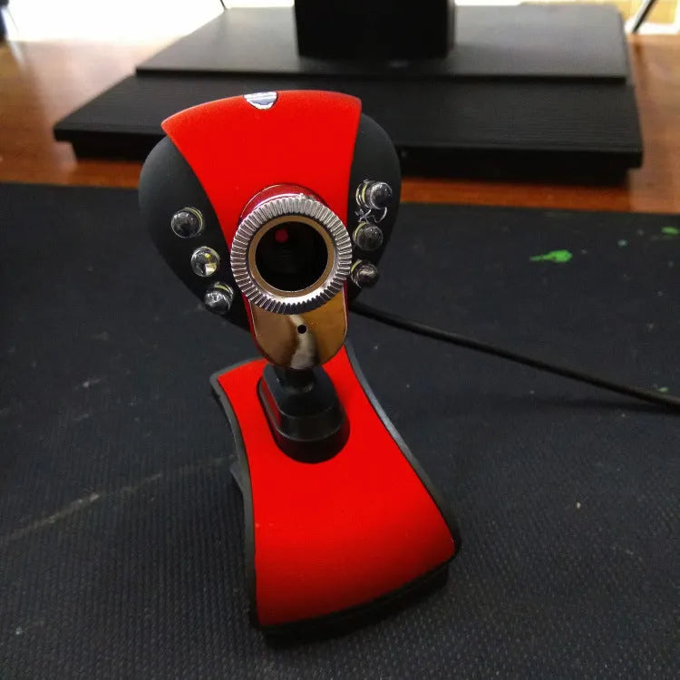 USB computer camera in red and black with CMOS sensor, 640x480 video, F6.0mm lens, and 84g weight