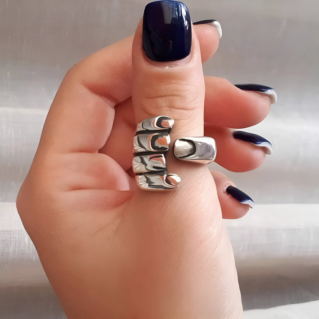 Gothic carved hand ring in retro silver with adjustable opening, unisex couple style
