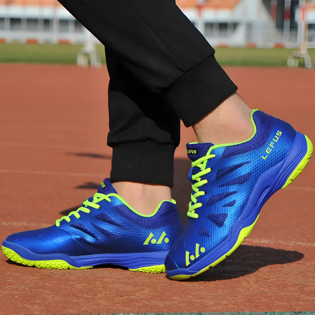 Men's mesh badminton shoes in L010 blue with rubber sole and lace-up closure