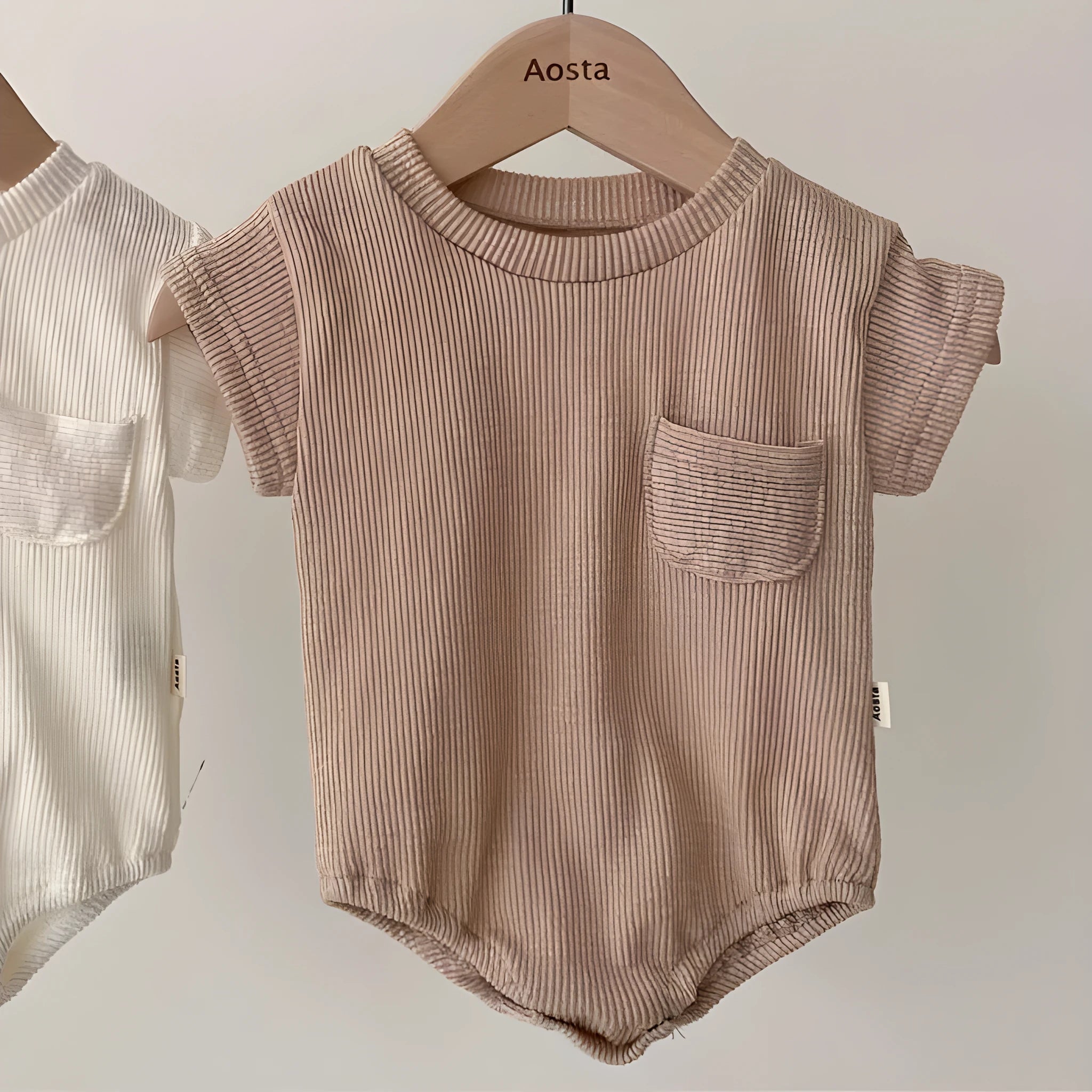 Solid colour cotton baby romper with short sleeves and loose fit for summer, unisex triangle climbing style