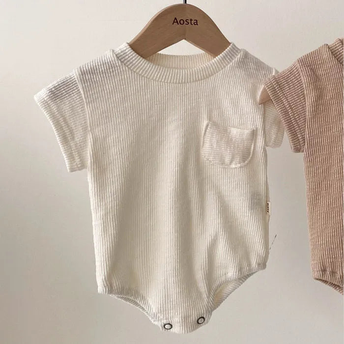 Solid colour cotton baby romper with short sleeves and loose fit for summer, unisex triangle climbing style