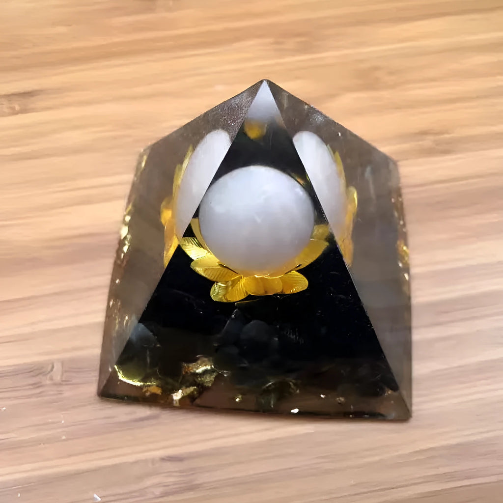 Black resin pyramid ornament measuring 60 x 60 mm on a white background