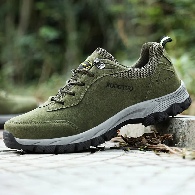 Men's low-cut hiking shoes in army green with mesh upper and viscose sole