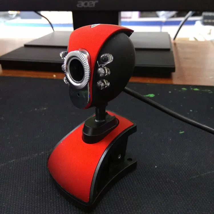 USB computer camera in red and black with CMOS sensor, 640x480 video, F6.0mm lens, and 84g weight