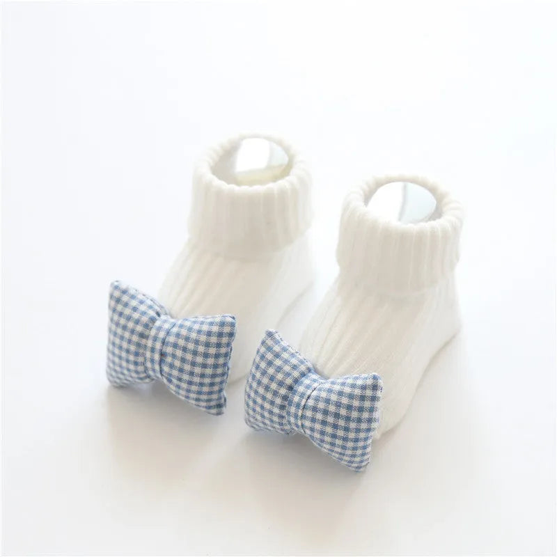 Baby socks in cotton with breathable sweat-absorbing features, available in multiple colours and XS S M sizes for infants