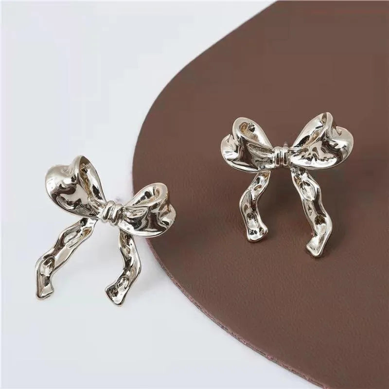 Pair of bow earrings in simple style, alloy with electroplated gold or silver finish
