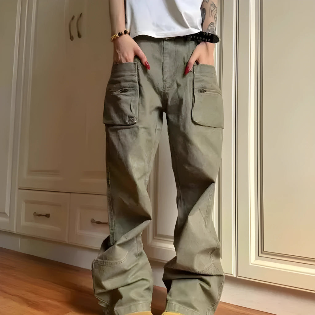 Green cotton casual pants with double zipper and pockets on a mid waist.