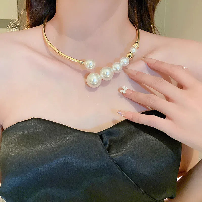 Gold tone women's choker with geometric shape, inlaid imitation pearl, and copper collarbone chain, 30cm and below