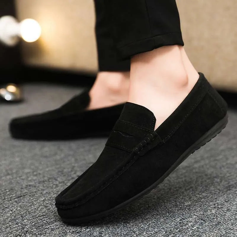 Men's black Gommino Korean fashion slip-on loafers with round toe and grape particle sole detail