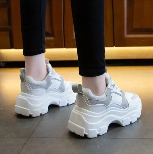 Running casual shoe in black or white, sizes 35 to 40, everyday trainer for walking and light jogging