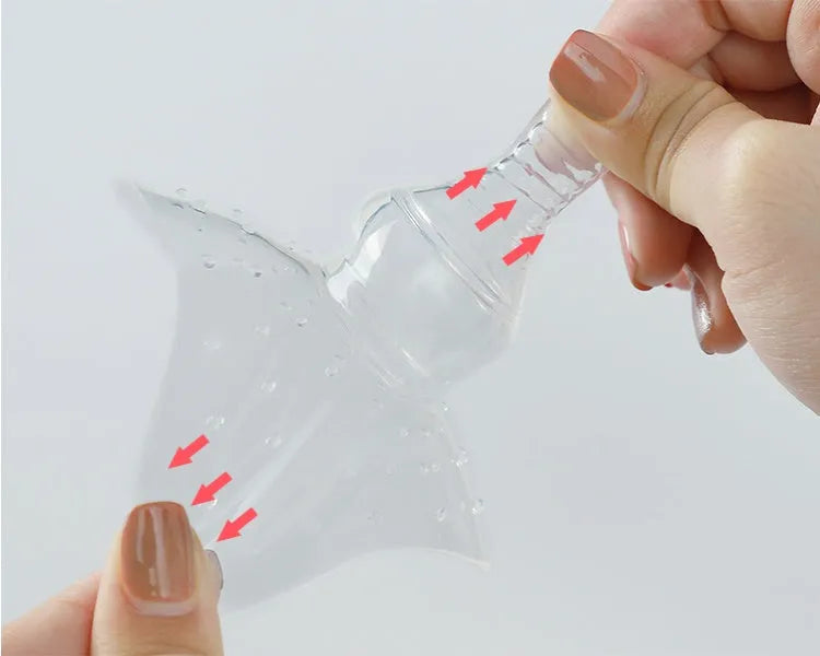 Nipple protector for breastfeeding mothers in petals or transparent colour