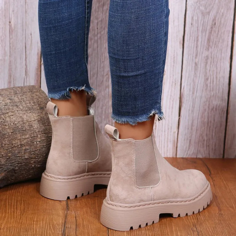 Women's solid colour chunky platform Martin boots with artificial PU upper and rubber sole, black