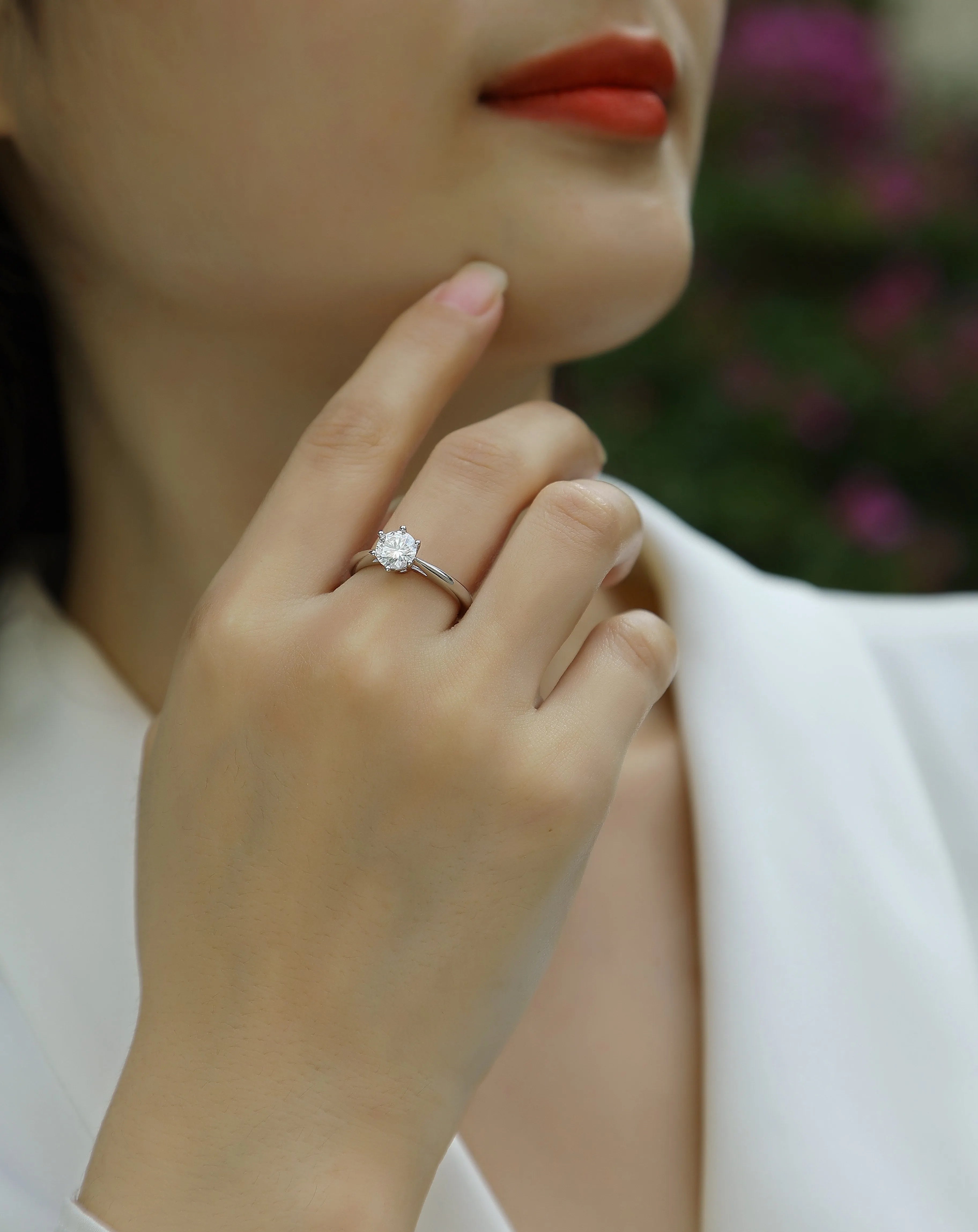 Wedding ring set with 1 carat moissanite in platinum-plated S925 silver, shown with gift box and GRA certificate