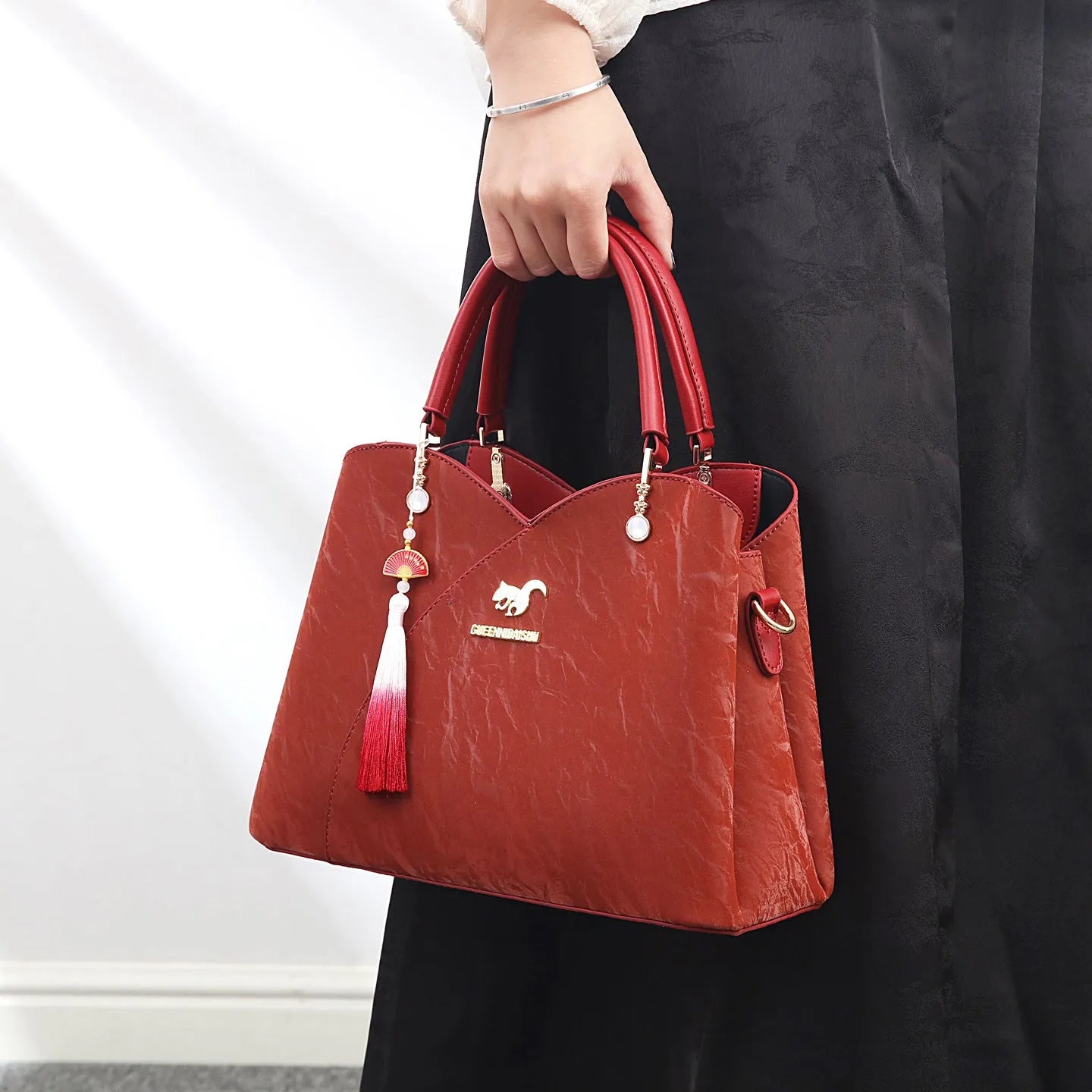 Women's soft PU messenger bag in horizontal square design with sewing thread detail