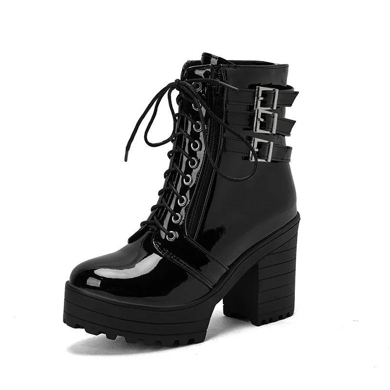 Women's thick-heeled ankle boots in black with lace-up front and round toe design