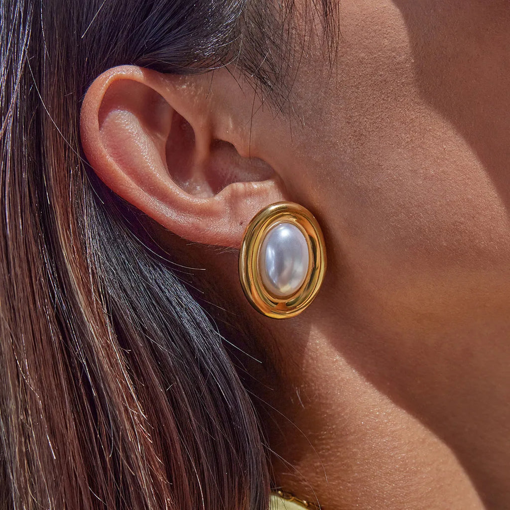 Stainless steel vintage pearl ear studs with electroplated finish, colour JDE0305051