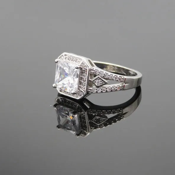Women's geometric zircon ring with hollow design and quadrilateral centrepiece in platinum colour