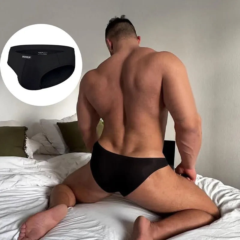 Men's low waist briefs in solid colours with seamless construction and breathable polyester fabric