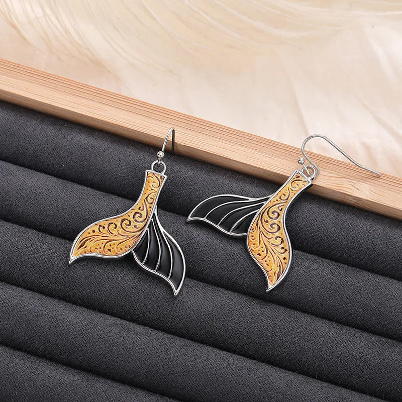 Women's fishtail earrings with whale decoration in white gold colour alloy jewellery