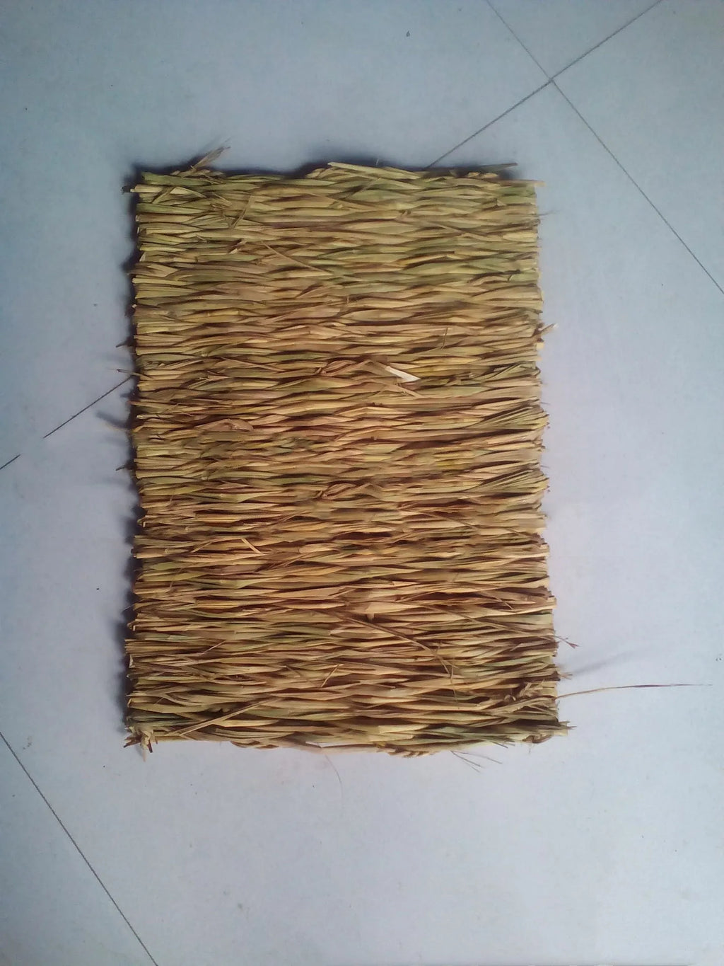 Natural straw hay mat 40x28 cm hand-woven brown for rodent cage chew toy and bed