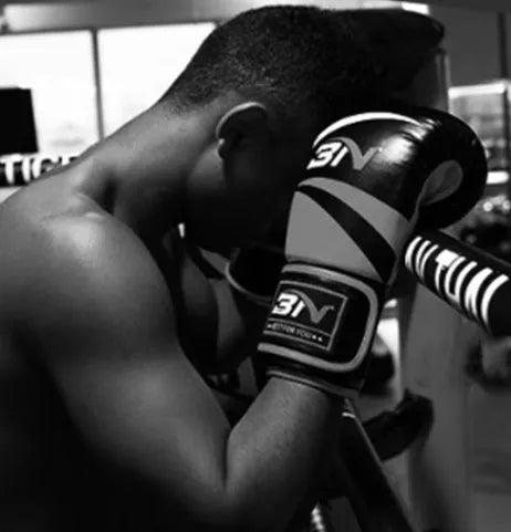 Adult boxing gloves in PU, shown in red, blue, white, pink and orange, with sizes 8OZ, 10OZ and 12OZ